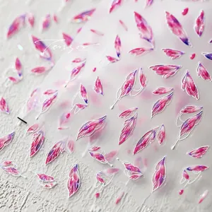 Dettaglio macro di adesivi per unghie 3D M271 rosa con ali delicate e motivi floreali chic