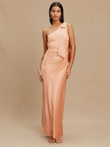 Robe de soirée asymétrique sans manches en satin corail avec une silhouette longue élégante