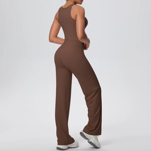 Vista laterale del set yoga color moka con reggiseno sportivo e pantaloni dritti alti
