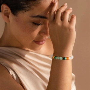 8mm Naturkristall Blumenperlenarmband mit Malachitperlen und Karte für Damen