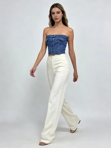 Top a fascia in denim blu slim fit con pantaloni bianchi a vita alta e gamba dritta
