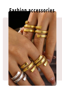 Detalle macro de anillos en espiral apilados con textura de rayas verticales en oro y plata