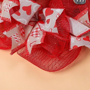 Détail de la couronne en maille de polyester rouge avec rubans à motifs de cœur pour fête