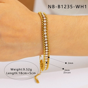 Vue détaillée du bracelet triple couche plaqué or 18cm orné de zircons blancs de 3mm