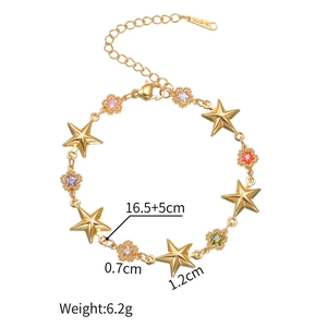 Détail du bracelet en acier inoxydable plaqué or 18k avec pierres colorées et étoiles