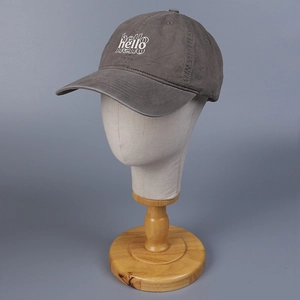 Detalle del bordado de letras hello y textura de algodón lavado en la gorra de béisbol