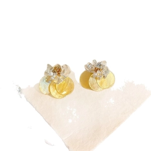Exquisite shell flower earrings for women with bright dopamine colors for beach vacations