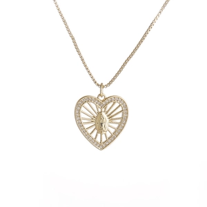 Collana a cuore in oro con rilievo religioso e zirconi bianchi su sfondo bianco