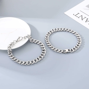 Bracelets à maillons cubains en argent polis en deux tailles sur fond minimaliste