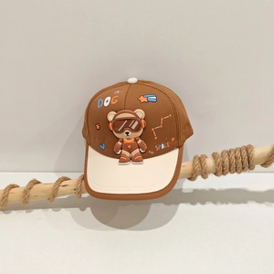 Vue détaillée de la casquette enfant avec ours pilote et broderie spatiale colorée