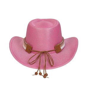 Détail du chapeau de cowboy rose avec texture tissée, motifs d'étoiles et perles en bois