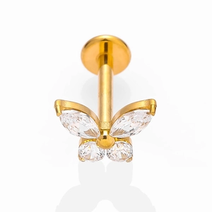 Détail du piercing papillon G23 en titane doré avec ailes en zircon sur fond blanc