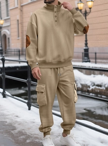 Dettaglio del set da uomo in maglia a nido d'ape beige con felpa e pantaloni cargo in inverno