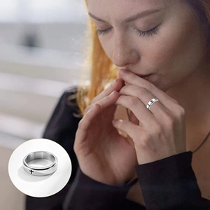 Anillo giratorio con cruz de acero inoxidable plateado para aliviar el estrés