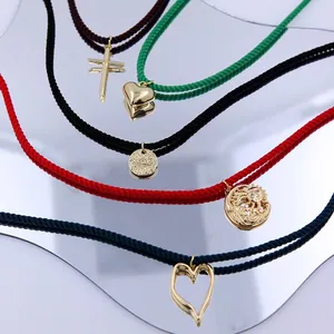 Cinque collane in corda intrecciata con ciondoli a cuore e sole dorati per l'estate
