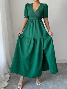 Robe longue verte élégante à col en V, manches bouffantes, taille froncée et fente