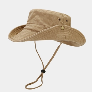 Detalle de gorro de sol caqui con ojales metálicos y cordón ajustable para el viento