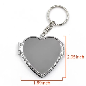 Porte-clés médaillon coeur en argent poli avec dimensions de 2,05 par 1,89 pouces