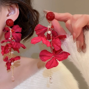 Detail von roten Blumen-Ohrringen mit weißen Perlen und langem Quasten-Design
