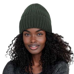 Gros plan sur un bonnet en maille côtelée vert foncé porté par un mannequin en gris