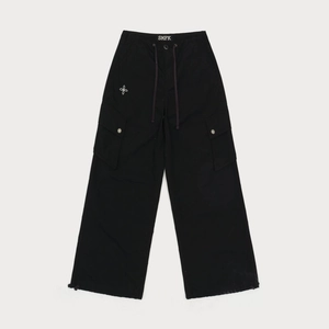 Pantalon cargo noir classique avec cordon de serrage et poches larges sur fond blanc uni