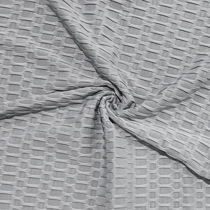 Gros plan sur le tissu de sport respirant gris à texture nid d'abeille pour t-shirts homme
