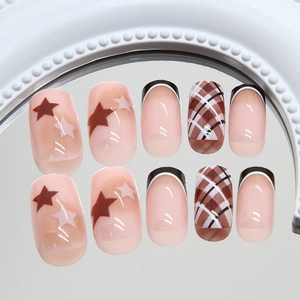 Faux ongles courts ovales avec motif d'étoiles et carreaux marrons, ensemble de 24 pièces