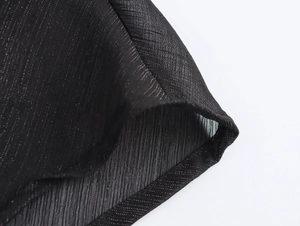 Détail de la texture du tissu en maille rayée noire sur la robe de style français