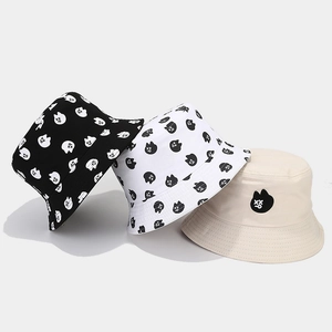 Chapeaux bobs réversibles avec broderie chat mignon en coloris noir, blanc et beige