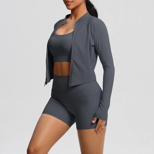 Détail de l'ensemble de yoga gris avec veste à passe-pouces et short à poches latérales