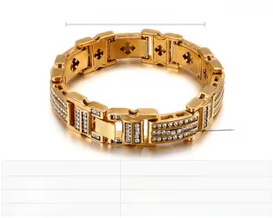 Détail du bracelet punk plaqué or 18K montrant le motif de croix interne et dimensions