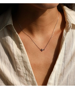 Détail d'un collier en argent S925 pour femme avec pendentif croix horizontale bleue