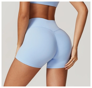 Détail du short de yoga bleu clair à taille haute avec couture en V effet lifting