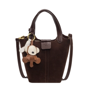 Dunkelbraune Wildleder Beuteltasche mit Handgriff, Schultergurt und Affen Anhänger