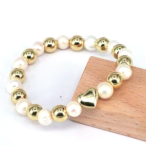 Elegant elastic bracelet with natural freshwater pearls and a polished gold heart charm
