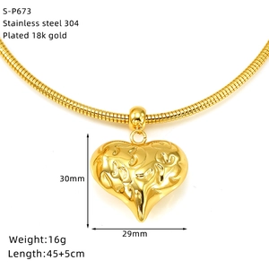 Vue macro d'un pendentif cœur plaqué or 18K avec une finition texture lave originale