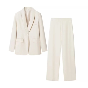 Completo da donna color crema con blazer monopetto e pantaloni dritti stile ufficio elegante