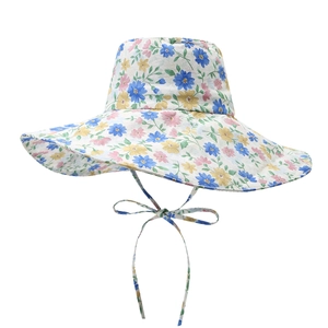 Blumiger Sonnenhut mit breiter Krempe, verstellbarem Kinnriemen und buntem Blumenmuster