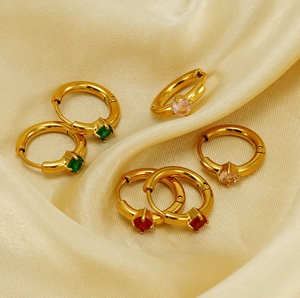 Trois paires de créoles plaquées or 18 carats avec pierres vert, rose et rouge sur satin