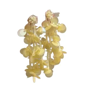 Boucles d'oreilles d'été élégantes avec paillettes jaune pâle et fleurs en perles