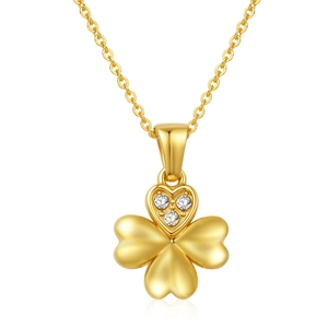Détail du pendentif trèfle doré orné de trois petits diamants sur un fond blanc épuré