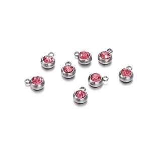 Vue détaillée des pendentifs ronds en zircon rose 6mm avec monture en acier argenté