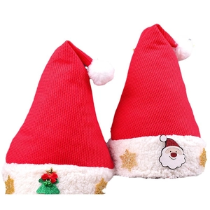 Bonnets de Noël tricotés rouges classiques avec décorations de Père Noël et sapin pour tous