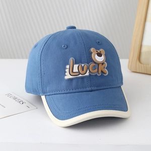 Détail de la casquette de baseball bleue pour enfant avec écusson ours et bordure