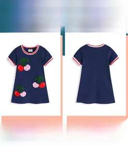 Détail à plat d'une robe fille bleu marine avec broderie cerise 3D et liseré rayé