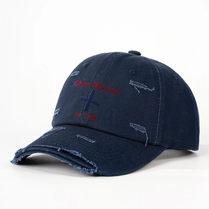 Détails de la casquette de baseball bleu marine usée avec broderie croix et texte rouge