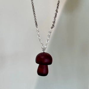 Collier ethnique avec pendentif champignon, perles et cristaux sur chaîne argentée