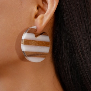 Retro geometric round earrings featuring striped resin and wood texture拼接 in fashion style