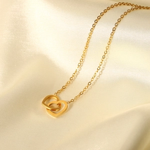 Dettaglio della collana in acciaio inossidabile 18K con doppio cuore su seta