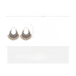Détail des boucles d'oreilles rétro en alliage argenté avec perles et tige en argent